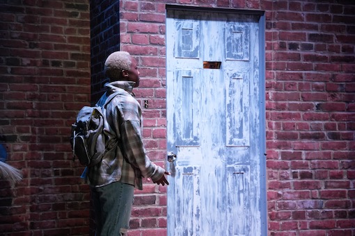 Character Lark at Foku's door